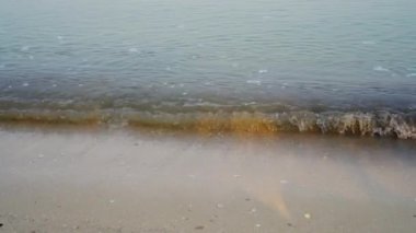 Sahildeki dalgalardan çok güzel görünüyor. 