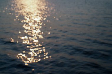 Öğleden sonra denizin üzerindeki güneş ışığından çok güzel görünüyor.. 