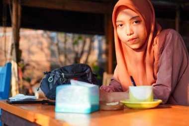 Güzel bir Java 'lı kadın başörtüsü takıyor. 