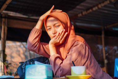 Güzel bir Java 'lı kadın başörtüsü takıyor. 