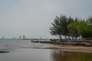 Deniz kenarındaki kanaldan akan su çok güzel görünüyor. 