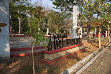 Endonezya dili, Pancasila Anıtı 'ndan geniş açıdan güzel görünüyor. 