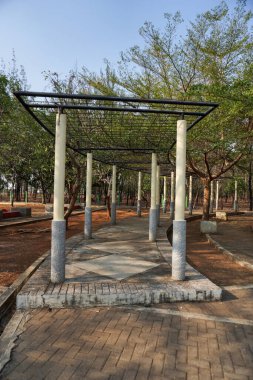 Yolun kenarında sütunları olan bir patikanın yakın görüntüsü. 