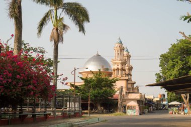 Jepara, Merkez Cava, 8 Kasım 2023 - akşam gökyüzünün arka planına karşı İslam camisinden uzak görünüyor 