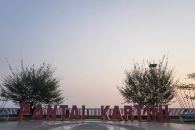 Endonezya dili, Jepara denizinde günbatımının arka planına sahip isim levhasından güzel bir görünüş. 