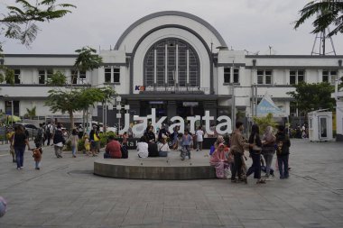 Eski şehir jakarta, 19 Aralık 2023 - arka planda binalarla eski şehir jakarta 'da yürüyen insanların güzel bakışları