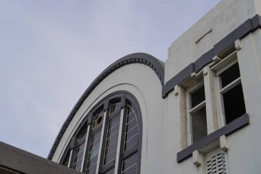 Tren istasyonunun girişinin köşesinden alt görünüm 