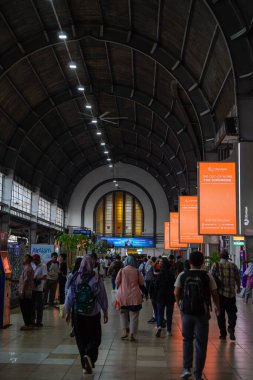 Eski şehir Jakarta, 19 Aralık 2023 - Jakarta 'daki tren istasyonunda seyahat eden insanların atmosferi 