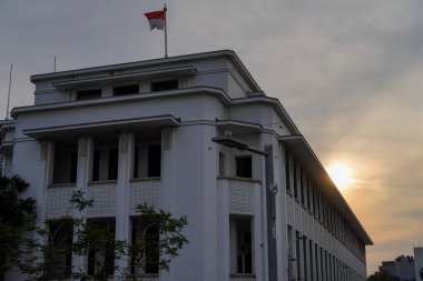 Klasik tasarımı olan bir banka binasından çok güzel görünüyor.