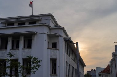 Klasik tasarımı olan bir banka binasından çok güzel görünüyor.