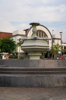 Eski şehir Jakarta, 19 Aralık 2023. Çeşmeden çok güzel görünüyor. Arka planda tren istasyonu girişi var.