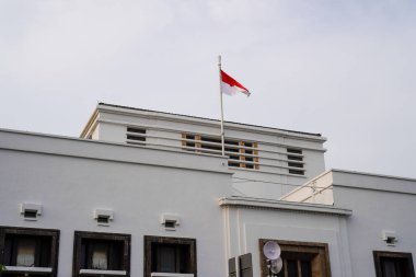 Klasik tasarımı olan bir banka binasından çok güzel görünüyor.