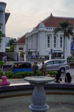 Eski Jakarta şehri, 19 Aralık 2023 - eski Jakarta şehrindeki araç trafiğinin yoğunluğu gibi görünüyor. 