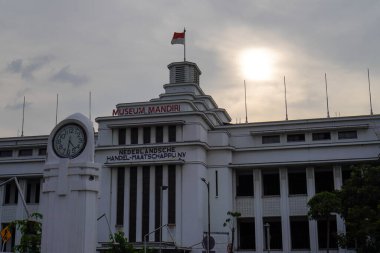 Eski şehir Jakarta, 19 Aralık 2023 - müze binasından gün batımının arka planda olduğu güzel görünüyor.