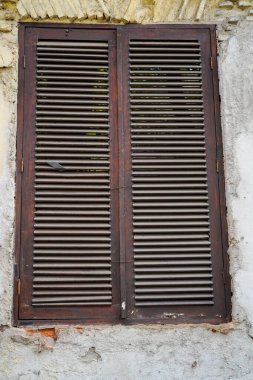 Duvarları soyulmaya başlayan bir binanın penceresinden yakın bir görüntü 