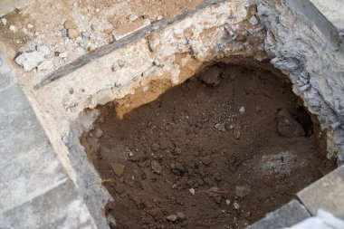 Su kanallarının tamiri ve çuvalların içindeki toprak. 