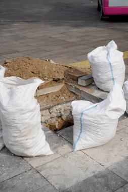 Su kanallarının tamiri ve çuvalların içindeki toprak. 