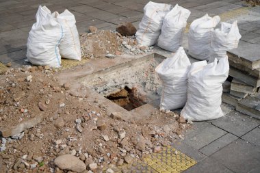 Su kanallarının tamiri ve çuvalların içindeki toprak. 