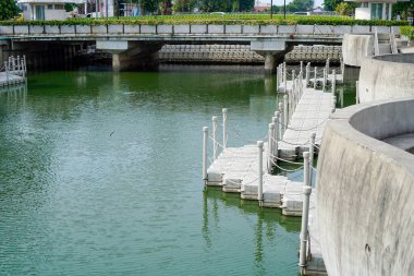 Nehir kıyısındaki yüzen köprünün üst görüntüsü 