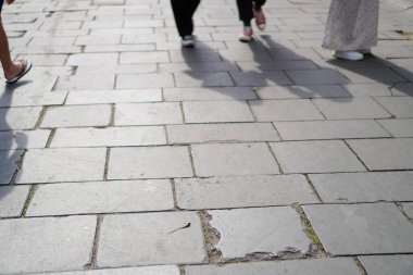 Brick Caddesi 'ndeki yaya gölgelerinin yakın çekim görüntüsü 