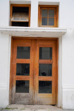 Klasik bir tarzla binanın girişine yakın görünüyor. 