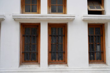 Klasik pervazlarla binanın penceresinden kapat 