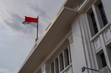 Endonezya Post binasının tepesindeki kırmızı bayrak çok güzel görünüyor. 