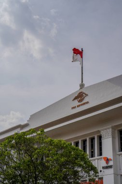 Eski şehir Jakarta, 19 Aralık 2023 - Endonezya posta binasının tepesindeki kırmızı bayrak çok güzel görünüyor. 