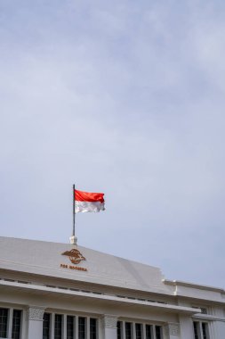 Eski şehir Jakarta, 19 Aralık 2023 - Endonezya posta binasının tepesindeki kırmızı bayrak çok güzel görünüyor. 