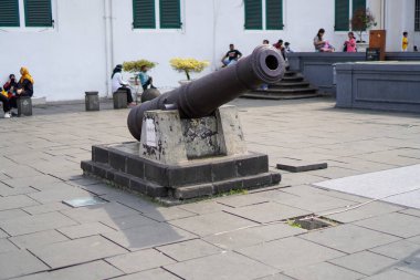 Jakarta Eski Kent, 19 Aralık 2023 - Eski Şehir Müzesi önünde sergilenen topun yakın görüntüsü 