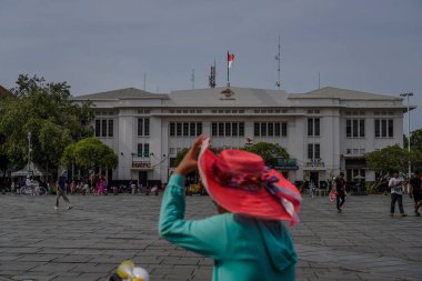 Eski şehir Jakarta, 19 Aralık 2023. Eski şehrin atmosferi. Postane binasının önünde insanlar geziniyor. 