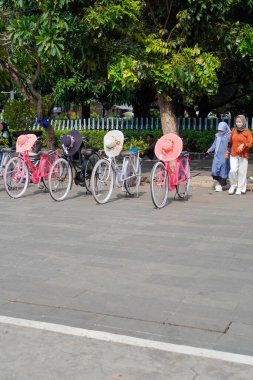 Eski şehir Jakarta, 19 Aralık 2023 - kaldırıma park edilmiş bisikletlerin yakın görüntüsü 