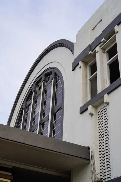 Tren istasyonunun girişinin köşesinden alt görünüm 