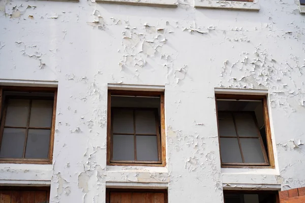 Binanın camlarından yıpranmış gibi görünüyor. 