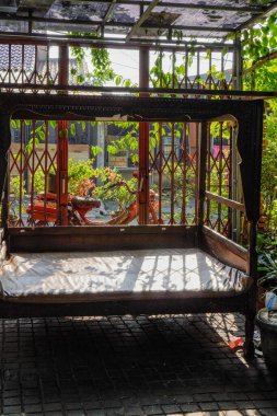 Ağaçların arasından süzülen güneş ışığıyla ahşap çardakların yakın görüntüsü 