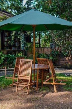 Masaya yaslanmış bir tabureyle bir kafe masasının yakın görüntüsü. 