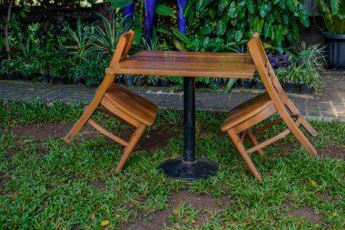 Masaya yaslanmış bir tabureyle bir kafe masasının yakın görüntüsü. 