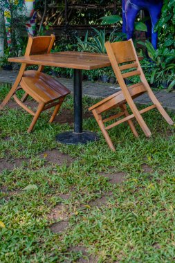 Masaya yaslanmış bir tabureyle bir kafe masasının yakın görüntüsü. 