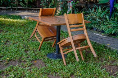 Masaya yaslanmış bir tabureyle bir kafe masasının yakın görüntüsü. 