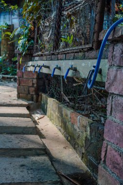 Abdest için musluğun yan görüntüsü 