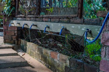 Abdest için musluğun yan görüntüsü 