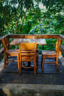 Doğal atmosferi olan açık bir alanda yemek masasından çok güzel görünüyor. 