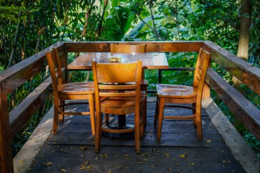 Doğal atmosferi olan açık bir alanda yemek masasından çok güzel görünüyor. 