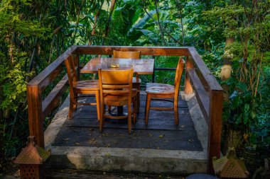 Doğal atmosferi olan açık bir alanda yemek masasından çok güzel görünüyor. 