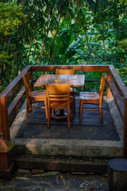 Doğal atmosferi olan açık bir alanda yemek masasından çok güzel görünüyor. 