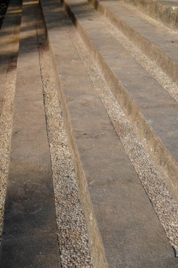 Tepeye çıkan merdivenlere yakın görünüyor.