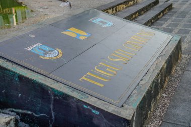 Doğu Ciputat, Güney Tangerang, 19 Aralık 2023 - Situ Gintung Anıt tabelasının yakın görüntüsü.