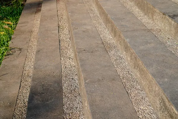 Tepeye çıkan merdivenlere yakın görünüyor.