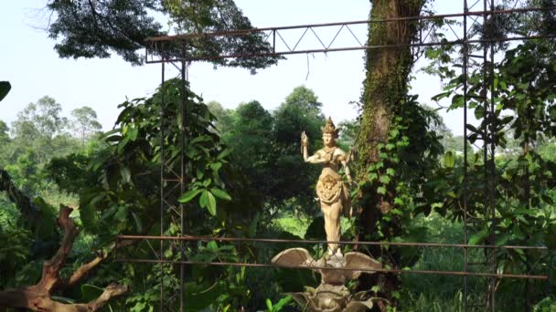 Pondok South Tangerang December 2023 Framsidan Statyn Med Träd Bakgrunden — Stockvideo