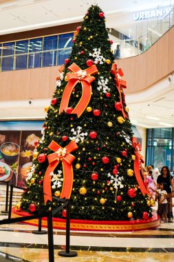 Bintaro Jakarta, 23 Aralık 2023. Alışveriş merkezinde Noel ağacı. Yeni yıl ve Noel konsepti.